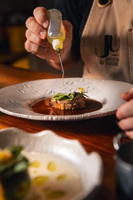 Ju - Maison de cuisine · Restaurant Gastronomique Bonnieux (84) Table été 2026