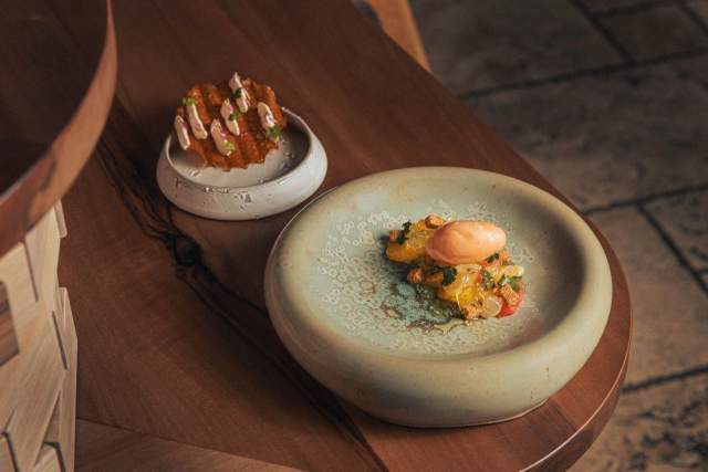 Quand la fraîcheur des agrumes rencontre la chaleur des épices…<br />
Un plaisir sucré d’hiver, accompagné d’une douceur croustillante.